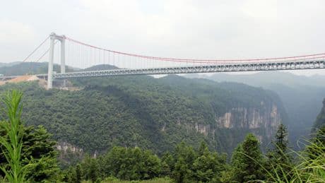 China quiso ser la reina de los trenes de alta velocidad. Así que construyó todos los puentes más largos del mundo