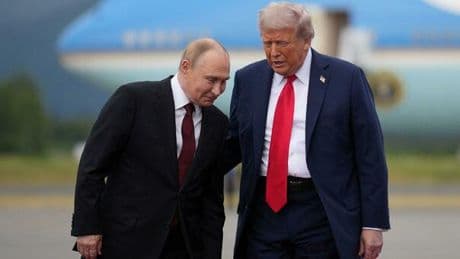 Putin-Trump, un giornalista allo zar: «Smetterà di uccidere civili?». E lui finge di non sentire
