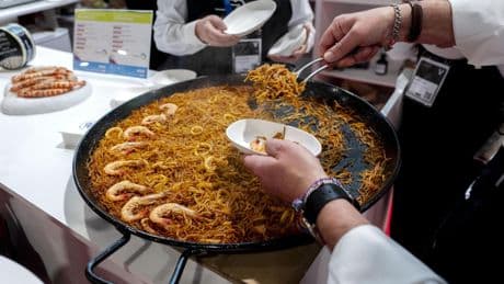 De la fideuá en España a las patatas fritas en EEUU: las recetas clásicas que nacieron de un accidente de cocina