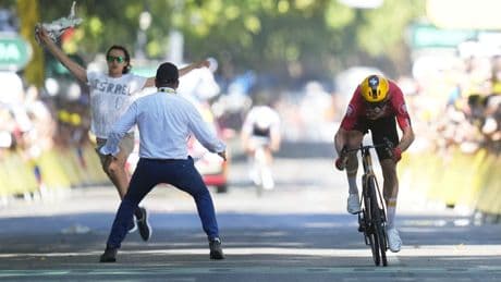 Pro-Palestinian protester takes issue with Israeli team at Tour de France