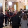 Trump heeft niet door dat microfoon aanstaat tijdens gesprek met Macron: “Ik denk dat hij een deal wil sluiten voor mij. Hoe gek het ook klinkt”