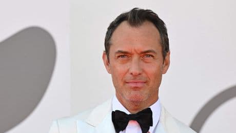 Britse filmster Jude Law kruipt in de huid van Vladimir Poetin: ’Verbazingwekkend wat een goede pruik kan doen’