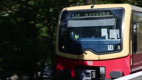 Mann liegt tot auf Zugdach am Bahnhof Sundgauer Straße