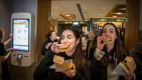 « L’opacité la plus totale » : pourquoi les chaînes de fast-food sont pointées du doigt par l’UFC-Que Choisir ?