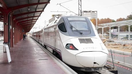Cortada de nuevo la línea de alta velocidad entre Madrid y Galicia por un nuevo fuego cerca de las vías en Ourense