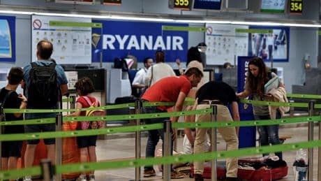 El sector turístico rechaza la subida del 6,5% en las tasas de Aena y Ryanair advierte de más recortes en los aeropuertos regionales