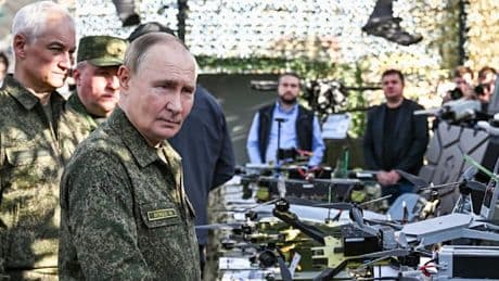 100.000 Soldaten beteiligt – In Armeeuniform nennt Putin Details zum Großmanöver „Sapad“