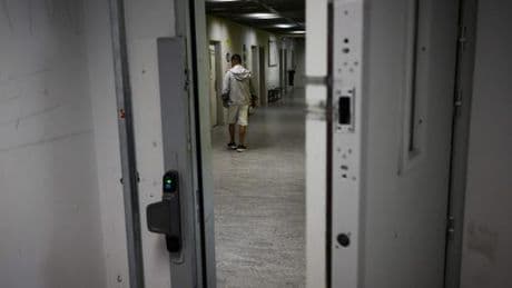 Les étrangers en situation irrégulière placés plus longtemps dans les centres de rétention administrative, entraînant une diminution du nombre de placements