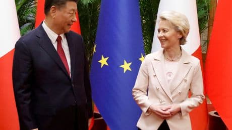 La UE y China celebran una cumbre en Pekín en uno de los momentos más tensos de sus relaciones
