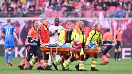 Torwart Gulacsi vom Feld getragen - Schock bei Leipzig-Spiel
