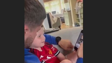 Er kennt ALLE Spieler - Dieser 2-jährige United-Fan geht viral!