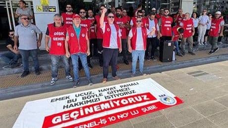 İzmir Karşıyaka Belediyesi işçileri maaşlarını alamadıkları için eylem yaptı