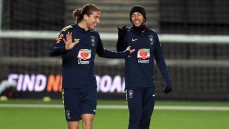Neymar intenta tirarle caños... ¡hasta a Filipe Luis!
