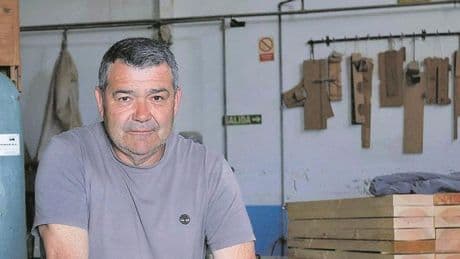 Así fabrica futbolines uno de los últimos artesanos de la Comunidad Valenciana