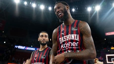 El Baskonia traspasa al pívot Donta Hall al Olympiakos
