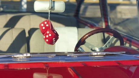 Dados colgados en el espejo retrovisor: la historia y significado de uno de los amuletos más populares
