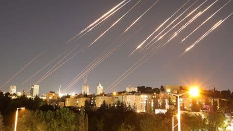 Israele colpisce il reattore di Arak. L’Iran risponde: centrato un ospedale. Trump pronto all’attacco