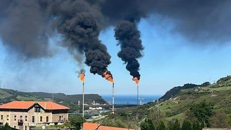 La falta de energía activa por seguridad las llamas en las antorchas de Petronor