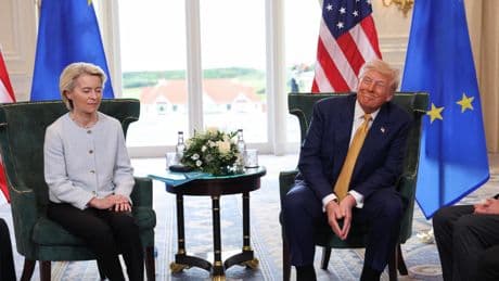 Trump y Von der Leyen inician su decisiva reunión en busca de un pacto comercial: "Hay un 50% de posibilidades"