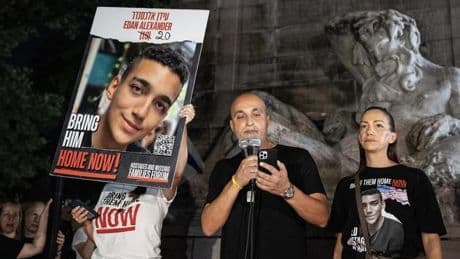 Hamás libera al último rehén estadounidense vivo tras la mediación de Washington