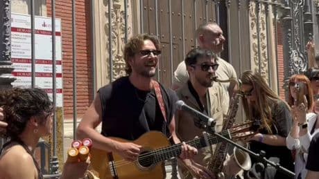 Manuel Carrasco sorprende a sus fans que se quedaron sin entradas con un concierto sorpresa en el centro de Sevilla