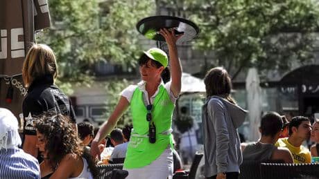 Ayudar al camarero a recoger la mesa parece un gesto amable: los psicólogos ven algo mucho más profundo