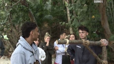 "Testa di ca...". Lite furiosa nel gruppo dei giovani: ecco cosa è successo all'Isola dei Famosi