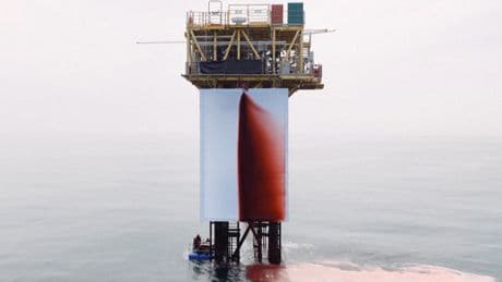 Greenpeace ensanglante une toile géante d’Anish Kapoor sur une plateforme gazière en mer du Nord