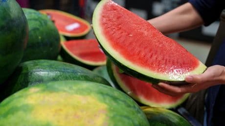El ingrediente que debes utilizar para potenciar al máximo el sabor de la sandía (y no es sal ni especias)