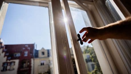 Studie: Menschen atmen Zehntausende Mikroplastikteile ein