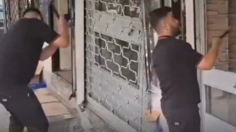 Çalınan 100 bin liralık telefonunun sinyal verdiği yeri öğrenince deliye döndü