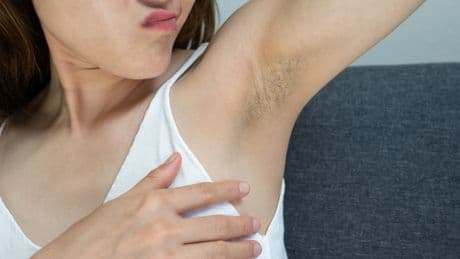 Schweißgeruch trotz Dusche: Diese Alltagsfehler könnten schuld sein
