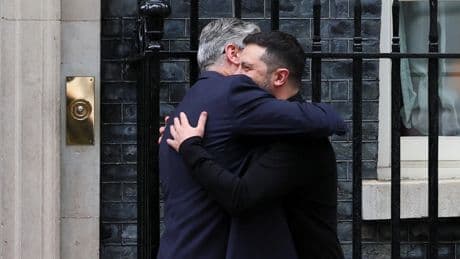 Krieg in der Ukraine: Selenskyj zu Gesprächen in London eingetroffen