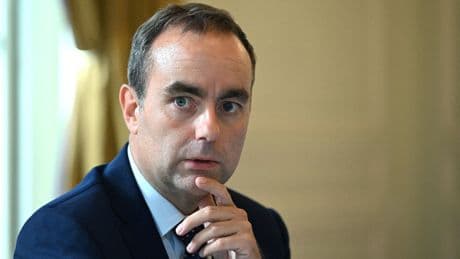 Sébastien Lecornu renonce à supprimer deux jours fériés