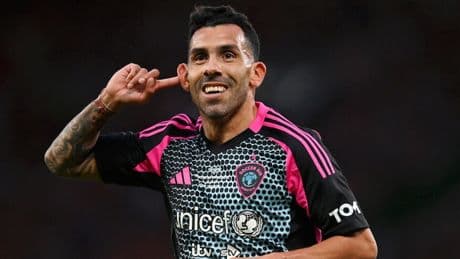 Tevez fischiato al match di beneficenza, risposta show: poker per la rimonta!