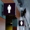 Pendant des années, un chirurgien aurait filmé ses collègues dans les toilettes et à leur insu