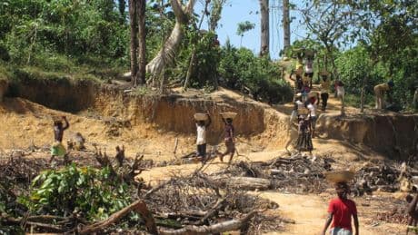Ghana: une association porte plainte contre l'État et sa politique d'expulsion des orpailleurs étrangers