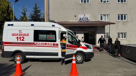 Çöpe atılan tarihi geçmiş şekerlemeleri yiyen 17 öğrenci hastaneye kaldırıldı