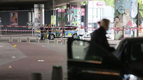 Mit scharfem Gegenstand: Mann verletzt mehrere Menschen in Bielefeld - Fahndung läuft