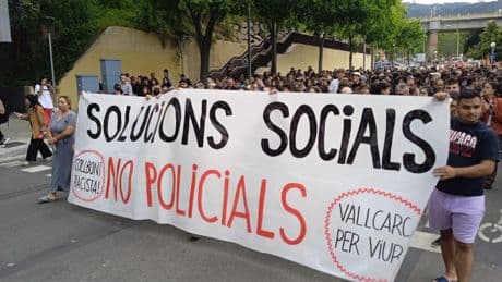 La protesta por el desalojo del asentamiento de chabolas de Vallcarca acaba con un bloque ocupado