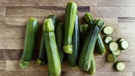 Muss die Schale weg? Das gilt beim Zucchini-Schneiden wirklich