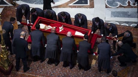 Los españoles se despiden del papa Francisco: &quot;Lo recordaremos siempre&quot;