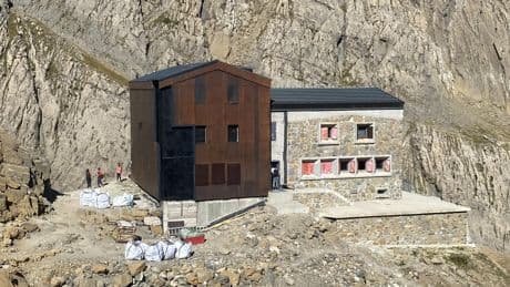«Ils ont cassé du mobilier pour faire du feu, défoncé des cloisons…» : dans les refuges de montagne, les incivilités se multiplient