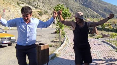 Dünyayı gezen Portekizli turistten Tortum Şelalesi'nde Erzurum havası