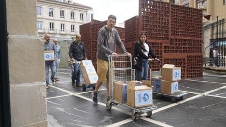 ELA y LAB presentan 138.000 firmas al Parlamento para que Euskadi pueda fijar su salario mínimo