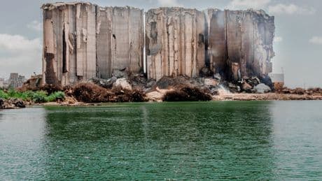 In 2020 trilde heel Beiroet door een explosie in de haven. Rond de wederopbouw is een machtsspel uitgebroken