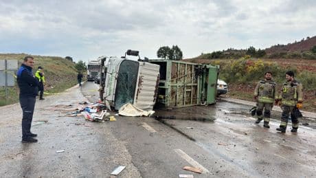 Belediyenin çöp kamyonu devrildi; 1 ölü, 1 yaralı