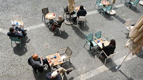 Verhalten in der Gastronomie: Dos and Don'ts in Biergarten, Café & Co.