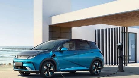 Autonomía del coche eléctrico en verano: ¿es peor el calor o pisar a fondo el acelerador?