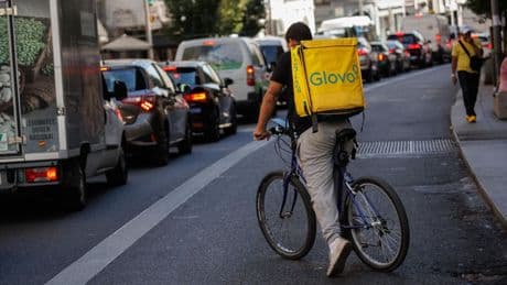 Una iniciativa ofrece defensa gratuita a los "trabajadores invisibles" de Glovo: repartidores sin papeles y sin cuenta